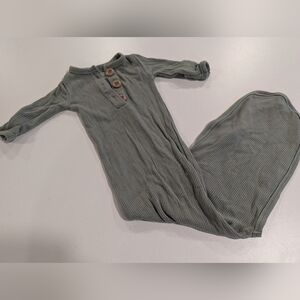 Kyte BABY Ribbed Knotted Gown Newborn Green with Wooden Buttons